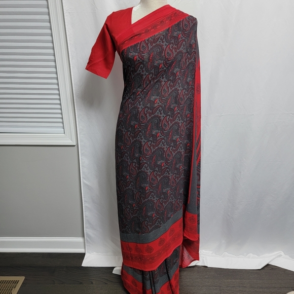 Gray/grey, red, black polyester saree/sari with paisley print - Picture 5 of 17